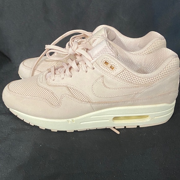 Nike Shoes - Nike Unisex Air Max Sneakers in Light tan size 10.5 woman size 8.5 men’s